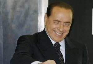 Берлускони заявил, что никогда не флиртовал с коммунистками