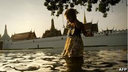 Из затопленного Бангкока бегут тысячи жителей