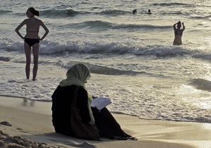 В ОАЭ запретили носить бикини на публичных пляжах