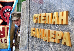 Украинские националисты пикетируют Высший админсуд, требуя вернуть Бандере и Шухевичу звания Героев