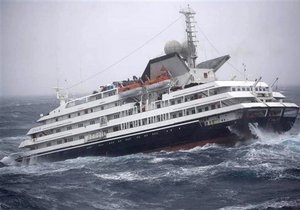 Попавший в шторм круизный лайнер с украинцами на борту добрался до Аргентины