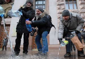 Территорию возле здания киевской мэрии залили водой