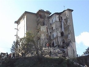 В Албании обрушился семиэтажный жилой дом