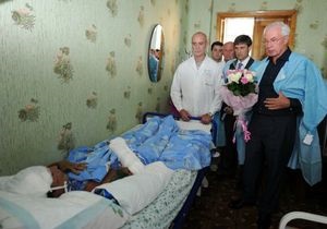 Азарову стыдно за условия в макеевской больнице, где лежат шахтеры