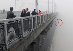 Китайский фотограф случайно снял самоубийство влюбленных