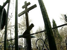 Польские власти заказали 75 похоронных венков для живых деятелей культуры