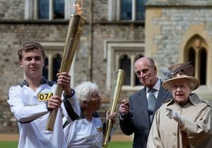 Королева Британии встретила олимпийский огонь в Виндзорском замке