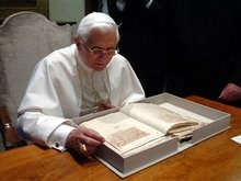 С помощью SMS верующие смогут следить за визитом Папы Римского во Францию