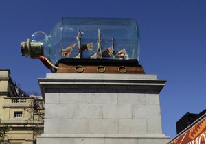 В центре Лондона появился корабль в бутылке