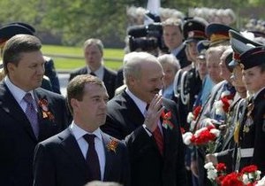 Медеведев, Янукович и Лукашенко выпили  фронтовые сто грамм  с ветеранами