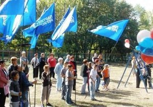 Оппозиция обвинила луганского регионала в привлечении детей к политической агитации