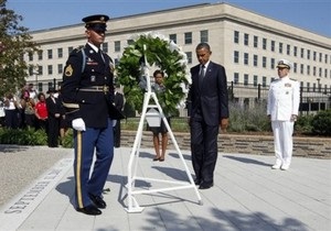 Президент США и его супруга возложили венок к мемориалу в Пентагоне