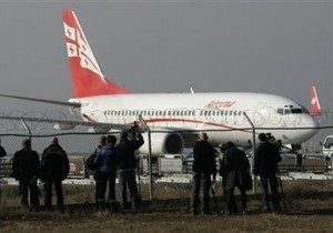 Съехавший с взлетно-посадочной полосы казахский самолет парализовал аэропорт Тбилиси