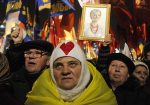 Тимошенко - ЕЭСУ - Во время суда по делу ЕЭСУ неизвестные бросили в оппозиционеров пакет с экскрементами