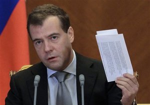 Медведев выяснил, что к его приезду подмосковный поселок превратили в  потемкинскую деревню