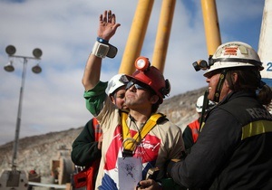 Из аварийной шахты в Чили подняли уже десятерых горняков