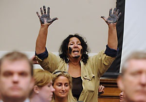 Вымазанная нефтью женщина прервала выступление главы BP в Конгрессе
