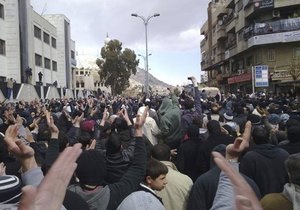 Сирийские полицейские открыли огонь по протестующим в Дамаске