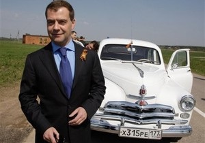 Янукович и Медведев приняли участие в автопробеге