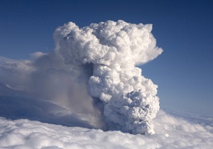 Фотогалерея: Грозный Эйяфьяллайекюль. Извержение вулкана парализовало авиасообщение в Европе