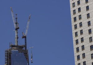 В Нью-Йорке для монтажа подняли шпиль нового Всемирного торгового центра