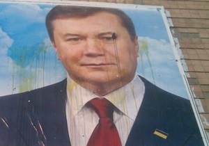 В Ровенской области билборд с Януковичем забросали яйцами