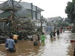 В столице Индонезии прорвало дамбу: число жертв выросло до 77 человек