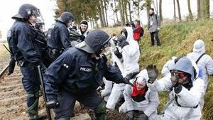 В Германии 20 полицейских пострадали в столкновениях с экологами