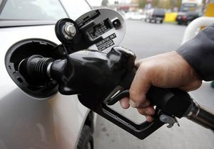 АМКУ обязал нефтетрейдеров снизить цены на бензин
