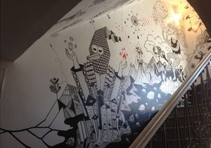 новости Киева - художники - Крещатик - В центре Киева энтузиасты художественно разрисовали стены трех этажей