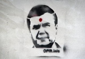 Во Львове на стенах появились изображения Януковича с простреленной головой