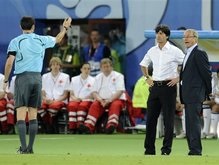УЕФА: Судья не должен был показывать красную карточку тренерам