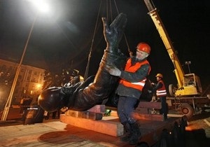 В Одесской области с помощью машины сорвали с пьедестала памятник Ленину
