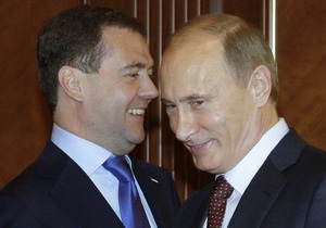 Опрос: Россияне стали меньше доверять Путину и Медведеву