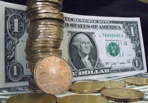 Доллар удерживает позиции на межбанке, евро отыграл вчерашнее падение