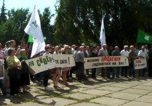 Киевляне провели митинг в защиту сквера Януковича