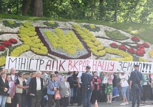 У стен Кабмина около 1000 человек требуют выделить им обещанную землю под Киевом