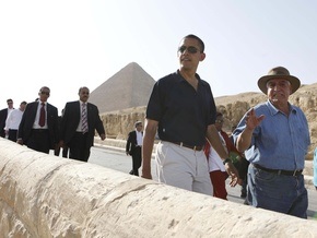 Обама осмотрел египетские пирамиды и отправился в Германию