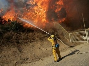 Пожары в Калифорнии: огонь подобрался к Лос-Анджелесу