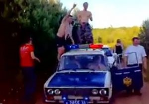 В интернете появилось видео вечеринки милиционеров с танцами на патрульной машине