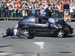 В Нидерландах автомобиль врезался в толпу во время празднования Дня королевы