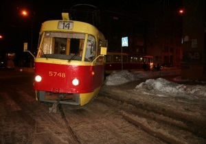 В Киеве на Подоле сошел с рельсов трамвай