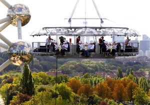 Обед в небе. В Киеве открывается ресторан-аттракцион Dinner in the Sky