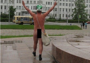 В центре Архангельска задержан голый Человек-Дерево