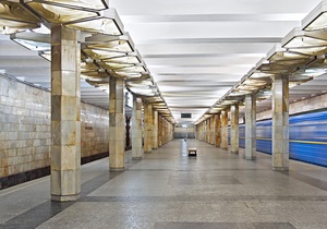 На станции метро Оболонь в Киеве умер мужчина