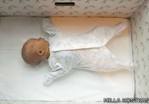 Би-би-си: Почему финские младенцы спят в коробках
