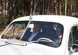 За год доходы Медведева упали на миллион, но его автопарк пополнился раритетной Победой