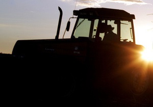 В Винницкой области пенсионер погиб под трактором собственного производства
