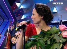 Жена Виталия Кличко на ток-шоу Большая политика спела песню Чом ти не прийшов?