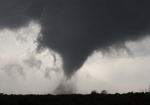 На американский штат Оклахома обрушился мощный торнадо: есть жертвы
